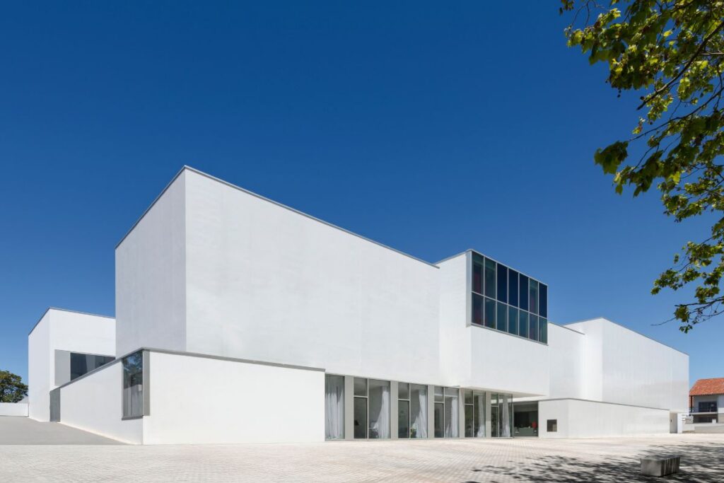 « Il y a une tradition de repeindre régulièrement les bâtiments dans la région », reprend Dominique Coulon, notant que la brillance de la peinture donne vie à la façade tout au long de la journée. [©Eugeni Pons]