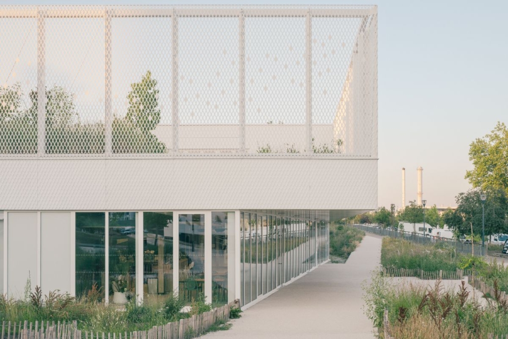 Une des particularités du centre est sa toiture-terrasse végétalisée, qui contribue à la biodiversité urbaine. Tout en servant de jardin pédagogique. Une des particularités du centre est sa toiture-terrasse végétalisée, qui contribue à la biodiversité urbaine. Tout en servant de jardin pédagogique. [©Charly Broyer]