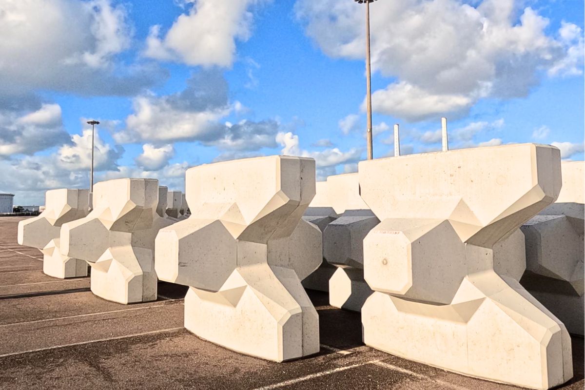 Des Accropodes pour endiguer la houle à Port 2000