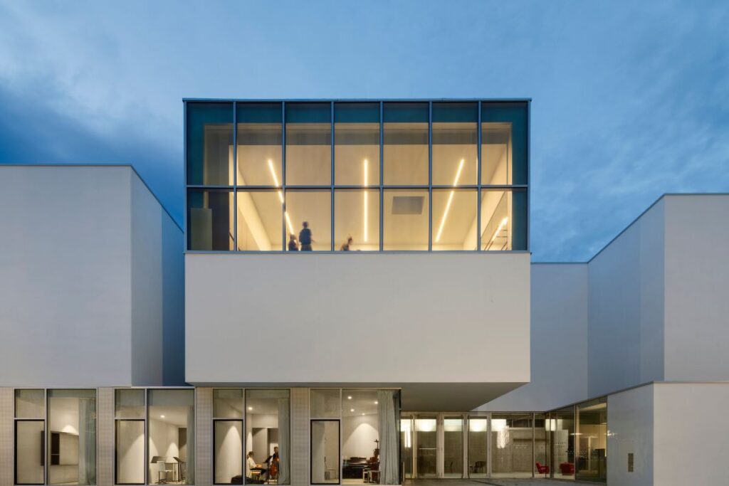 Bien que spacieux, le bâtiment a été réalisé pour paraître modeste, avec des volumes fragmentés qui résonnent avec l’architecture environnante. [©Eugeni Pons]