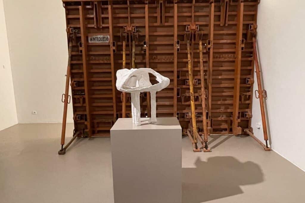 Un dialogue s'instaure entre les banche et les sculptures. [©Laurent Foucaud]