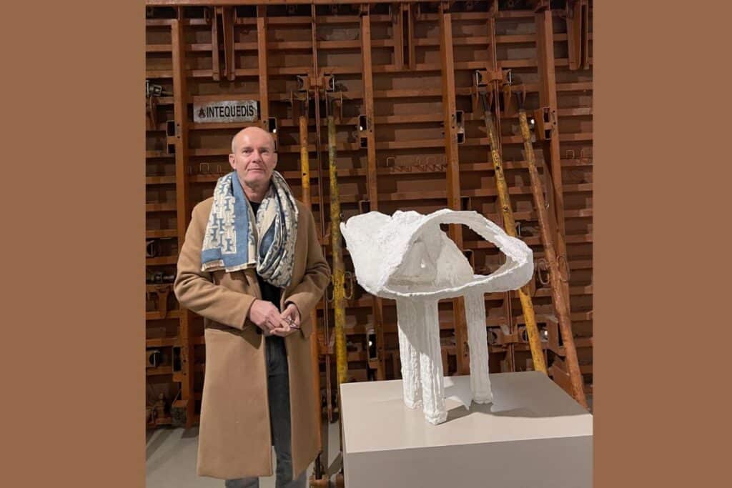 « Il fallait oser… Mélanger art contemporain et matériel de BTP », confie Laurent Foucaud, ému de voir ses banches se transformer en véritables objets d’art. [©Institut d'art contemporain de Villeurbanne]