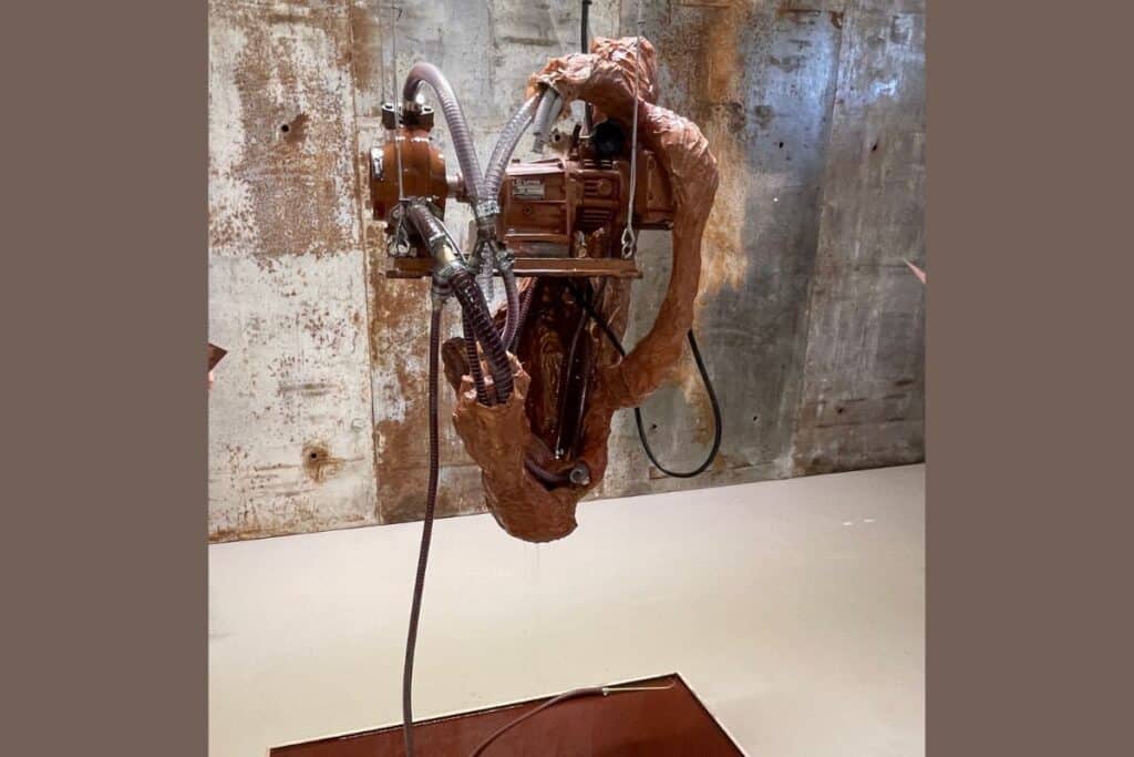 Les outrages du temps, aussi bien sur les banches que sur les sculptures. [©Laurent Foucaud]