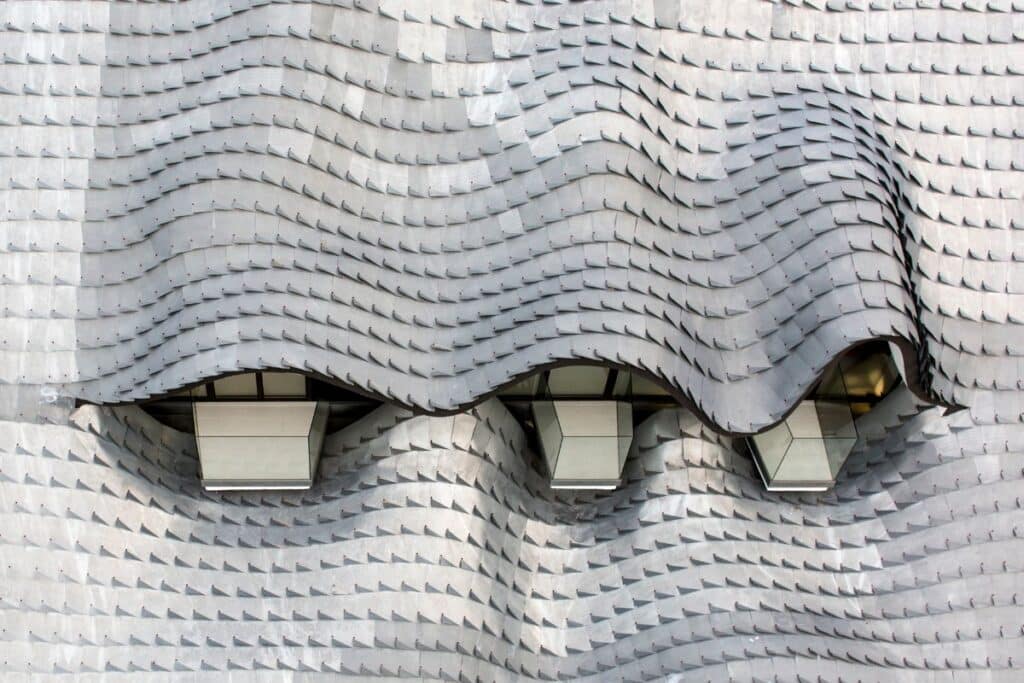 Accrochée à la falaise de Salobreña, à une quarantaine de kilomètres de la ville de Grenade, c'est un véritable chef-d’œuvre d’architecture. [©Cabinet GilBartolomé Arquitectos]