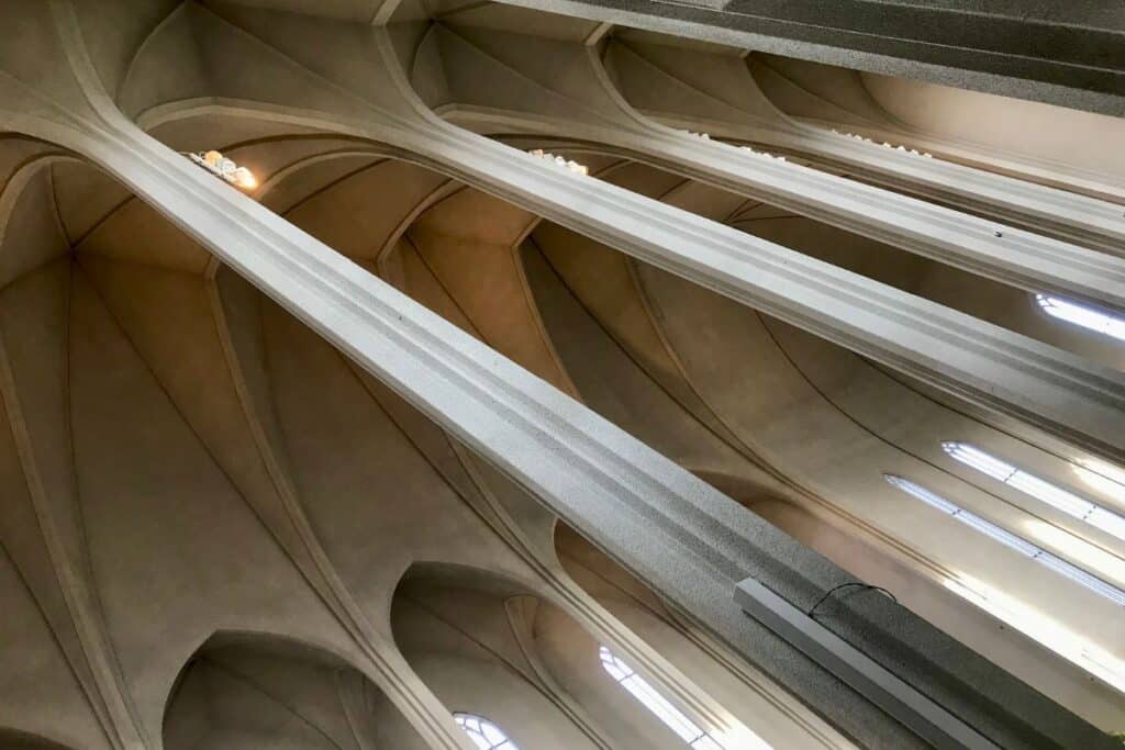 L’intérieur de l'église Hallgrímskirkja reste austère, en référence à la doctrine luthérienne.  [©Eglise Hallgrímskirkja]