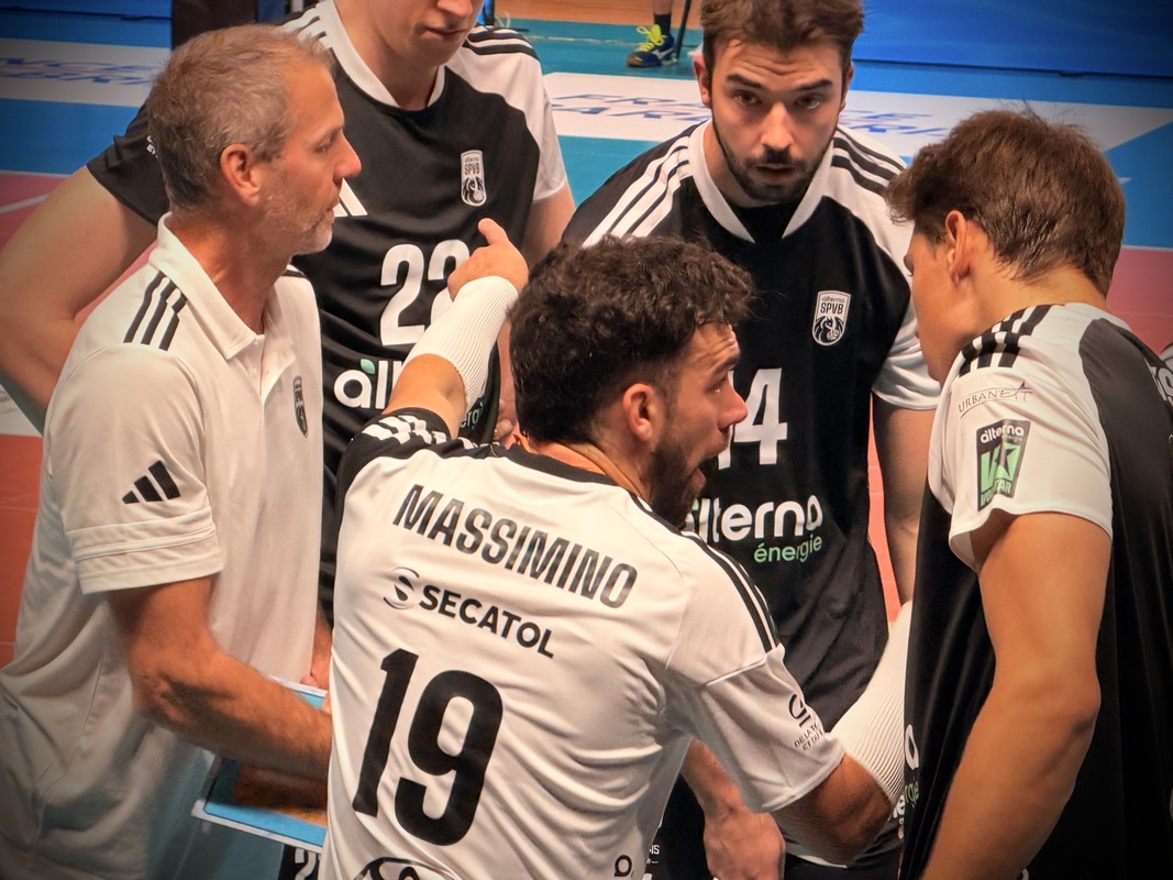 Secatol se frotte au volley-ball
