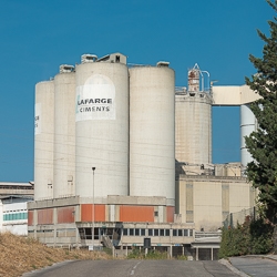 le producteur de bétons, de ciments et de granulats LafargeHolcim fermera ses bureaux de Paris et de Zurich. Sur la photo, la cimenterie Lafarge du Teil, en Ardèche. [©ACPresse]