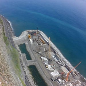 Spie Fondations travaille à la mise en place des pieux de culée du Viaduc de 5 400 m pour la Nouvelle Route du Littoral à La Réunion. [©Spie Batignolles]