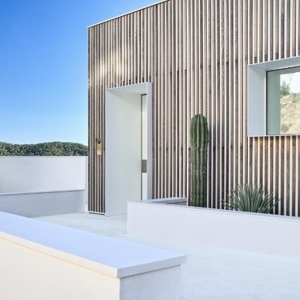 Villa d’Ibiza conçue avec des produits de la marque Avonite en intérieur et en extérieur. [©Avonite]