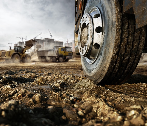La marque allemande Continental a développé le Conti CrossTrac, une nouvelle gamme de pneus pour la construction. [©Continental]