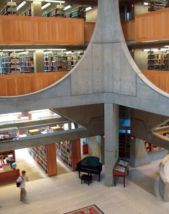 Initiateur du Brutalisme, Louis Kahn crée de forts contrastes entre le bois et le béton, à la bibliothèque de la Phillips Exceter Academy. 