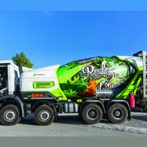 Superbe et joyeuse, la peinture a été réalisée en 3 j, dans les ateliers du transporteur Jacky Perrenot, en faisant tourner la cuve, centimètre par centimètre… [©Cyrille Maury]