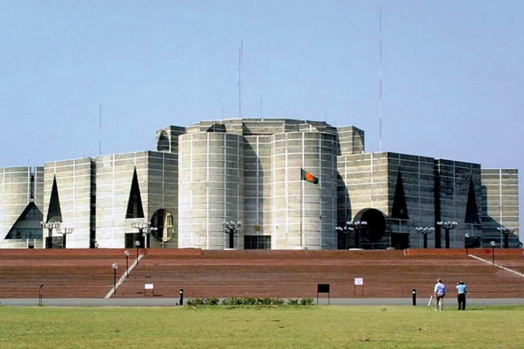 Le Capitole de Dacca, au Bangladesh, commencé en 1962, et terminé après la mort de Louis Kahn.