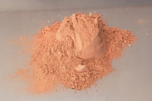 Métakaolin flash issu du site de Fumel. Sa coloration rosée est due à une teneur faible en oxyde de fer (2,5 % environ). [©Argeco Développement]