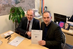 Pierre-Henri Julien, directeur général chez Cerqual Qualitel Certification et Gaylord Le Chequer, adjoint au maire, délégué à l'aménagement durable, à l'urbanisme ont signé ce 4 février une convention de partenariat. [©Ville de Montreuil GD]