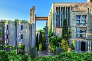 Respectant l’évolution historique du bâtiment, Ricardo Bofill a tenté de retrouver une harmonie, en creusant dans le béton, tel un sculpteur, cherchant à dégager une forme. [©Courtesy of Ricardo Bofill Taller de Arquitectura]