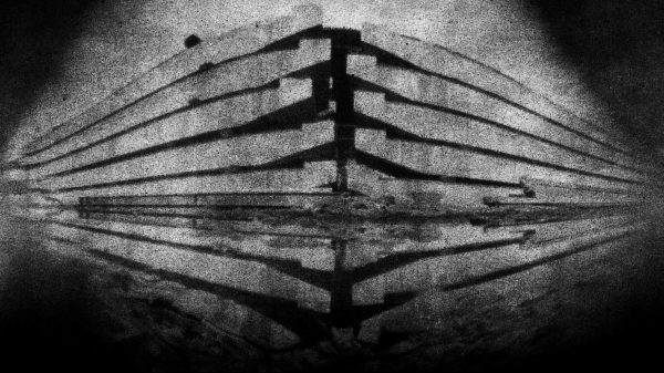 La photographie argentique d’un bâtiment de l’avenue d’Italie dans la XIIIe de Paris est contre-collée sur une plaque d’aluminium. Seka photographie des bâtiments, il récupère des matériaux de construction. ©Seka