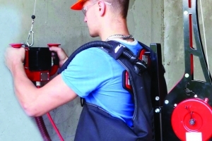 Le gilet gonflable Scourpio libère les opérateurs du poids des machines.  [©Sept Tools]