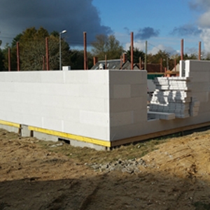 Une maison construite avec Lecobloc, un système constructif à double isolation signé France Bâti Innovation. [©France Bâti Innovation]