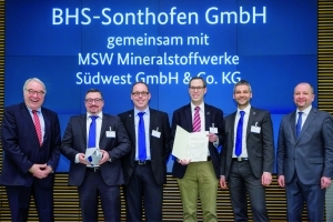 De gauche à droite : Uwe Beckmeyer, secrétaire d’Etat parlementaire, Andre Däschlein et Gerd Schuler (BHS-Sonthofen), Benedikt Fahrland (MSW), Manfred Immler (BHS-Sonthofen), Ralph Watzel, président de l’Institut fédéral des géosciences et des ressources naturelles (BGR) et président du jury. [©BHS-Sonthofen]