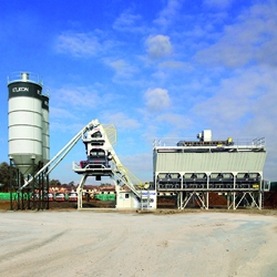 Une centrale à béton Elkon de type “Elcomix-120” est en cours d’installation pour un industriel francilien. [©Elkon]
