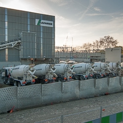 Plusieurs bouteilles remplies de gasoil ont été découvertes sous trois camions-toupies Lafarge. [©ACPresse]