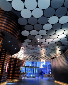 Avec les bureaux d’études Armstrong, il est possible de réaliser des solutions plafonds sur mesure comme à l’hôtel Silken, en Espagne.