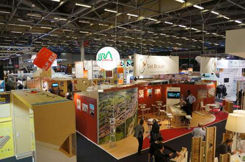 Le “coin du bois” dans le hall 5a, vu du stand de CBS-CBT : même des leaders nationaux du sciage comme l’Alsacien Siat Braun ont un stand raisonnable, centré sur la représentation de leur site de production d’Urmatt. [©Jonas Tophoven] 