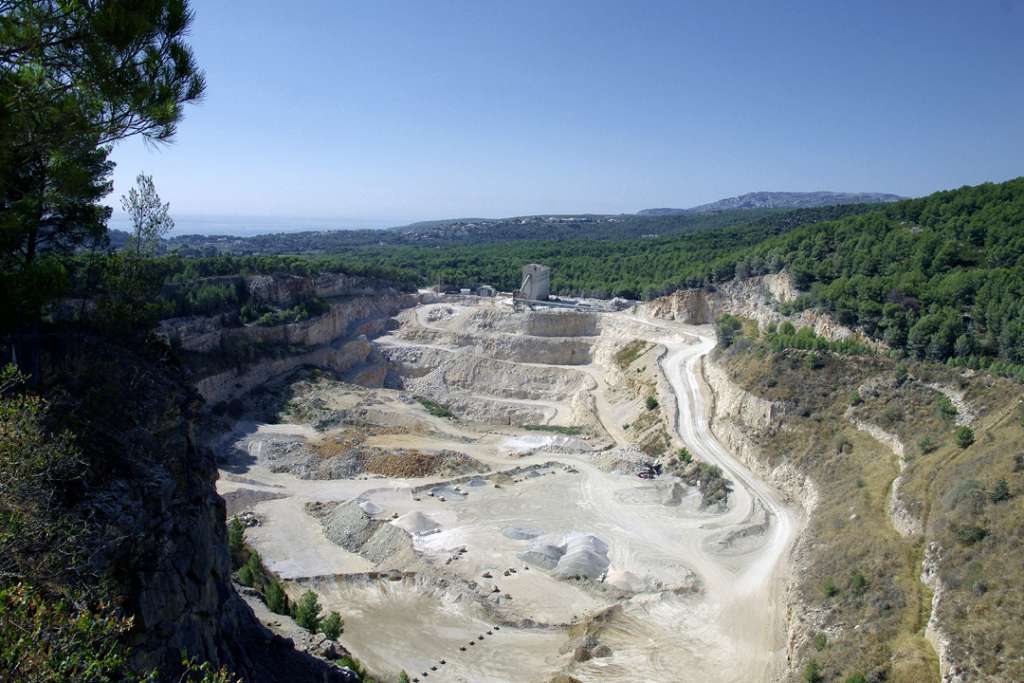 LafargeHolcim a signé un partenariat en faveur de l’archéologie préventive sur ses sites d’exploitation de granulats. Carrière de Cassis (13). [©ACPresse]