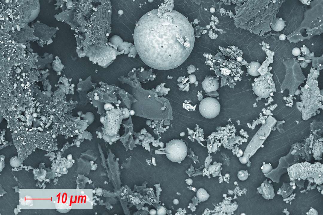 Images issues de la microscopie électronique à balayage (MEB) de particules de CVSS : particules d’imbrûlés aux formes irrégulières, ainsi que des sphères silico-alumineuses. [©LMDC]