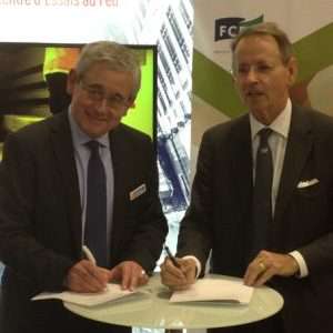 Gilles Bernardeau, directeur général du Cérib, et Georges-Henri Florentin, directeur général du FCBA, lors de la signature du partenariat. [©ACPresse]