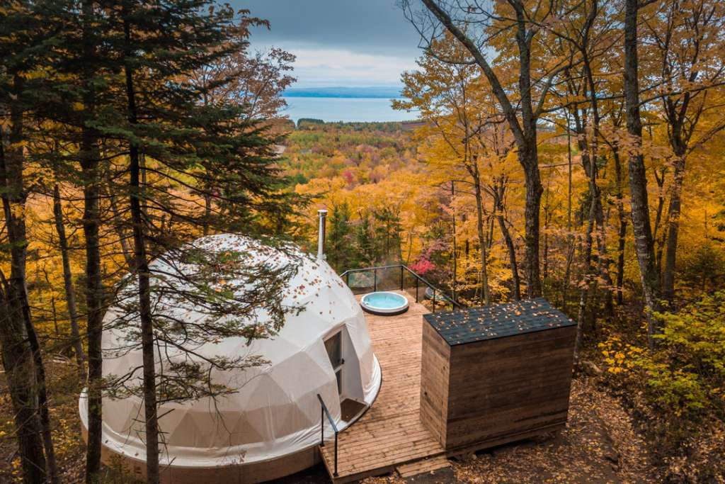 Les Dômes Charlevoix évoluent au cœur de la Petite-Rivière-Saint-François. [©Maxime Valsan]