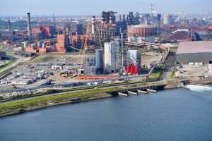 L'usine de Dunkerque d’Ecocem France, avec en arrière plan les hauts fourneaux d'ArcelorMittal. [©Ecocem France]