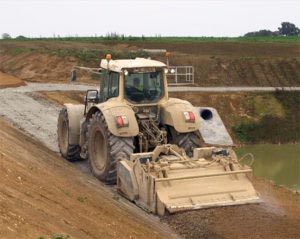 Le liant routier Eqiom 2 SG permet d’éviter le recours à des matériaux nobles de carrière.