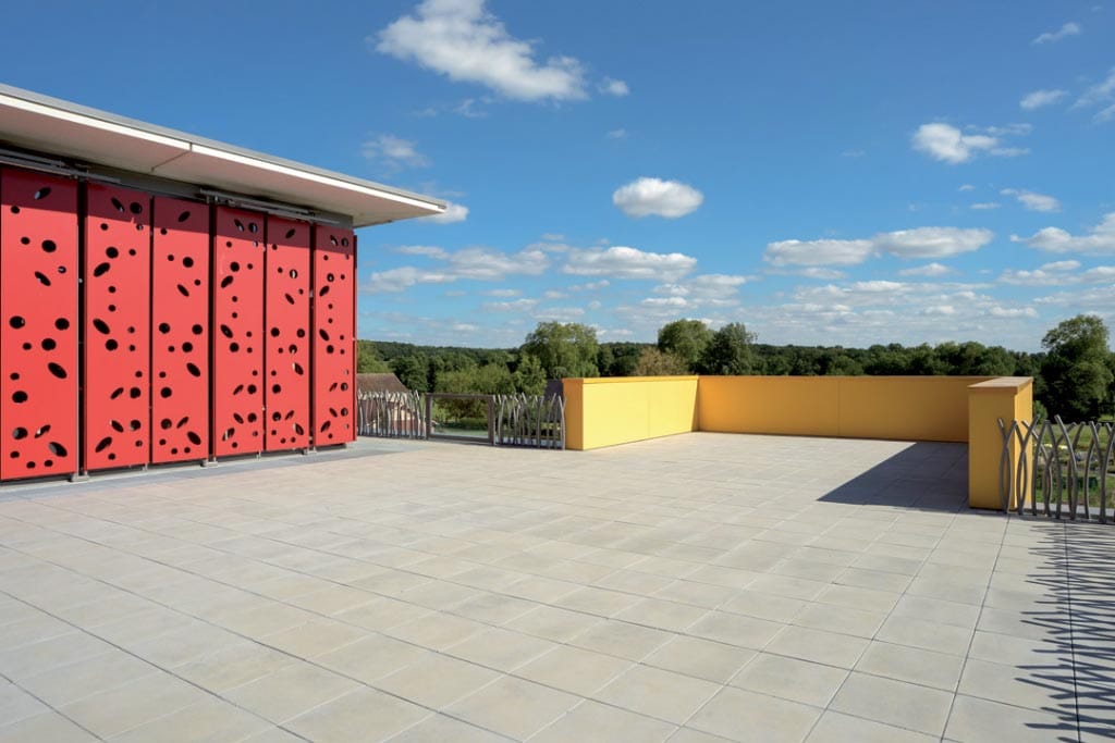  Fondation JDB pour la prévention du cancer, à Fontenay-lès-Briis (91). Isolation des toitures sous dalles sur plot et des façades sous parement ventilé, en verre cellulaire Foamglas. [©AP Architecture]