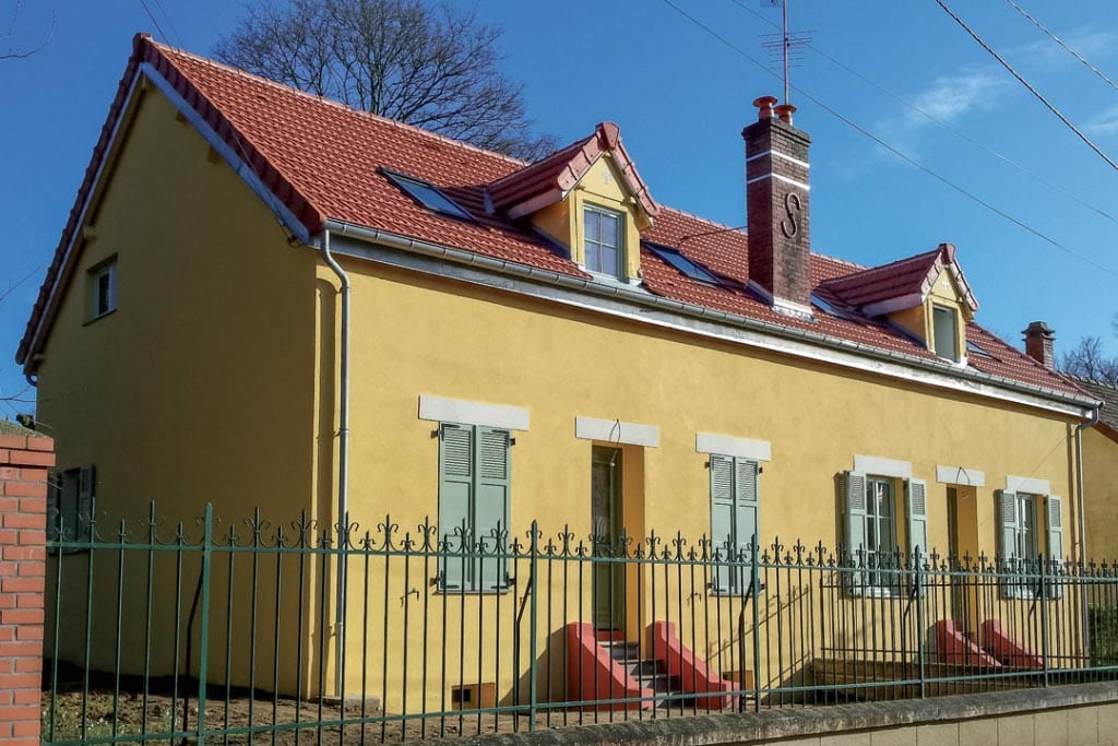 Logement de fonction de l’ERDP Hériot, La Boissière l’Ecole (78). Isolation thermique de la toiture sous tuile et de la façade sous enduit, en verre cellulaire Foamglas. [©DR]