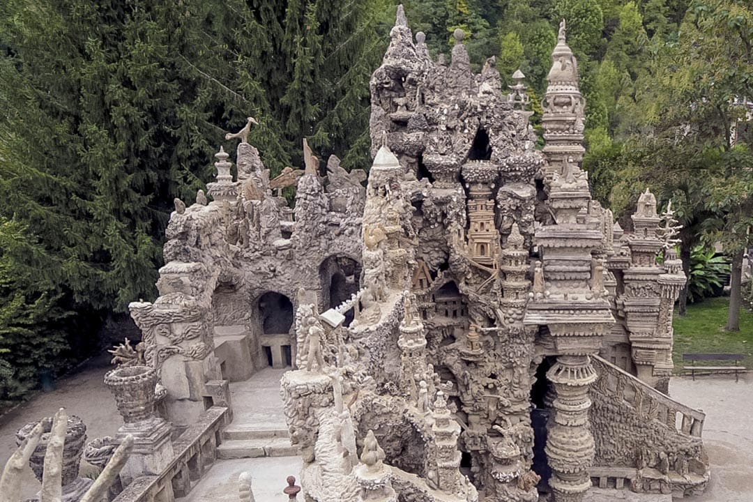 Le Palais rêvé du Facteur Cheval ne prendra le nom de Palais idéal qu’après sa rencontre avec le barde alpin Emile Roux Parassac, en 1904. [©Emmanuel Georges] 