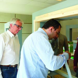 Gilles Trevet, ici à gauche, supervisant le passage à la pratique de l’un des formés. [©Tremco-Illbruck]