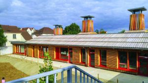 Extension de l’école des Boutours, à Rosny-sous-Bois (93), avec ses cheminées pour une ventilation naturelle avec récupération de chaleur. Atelier C1. [©Ville de Rosny/Bois]