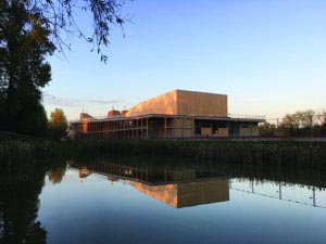 Vue d’ensemble du bâtiment passif en bois et terre, du Pôle culturel L’Aria à Cornebarrieu (31). Atelier C. [©Atelier Philippe Madec]