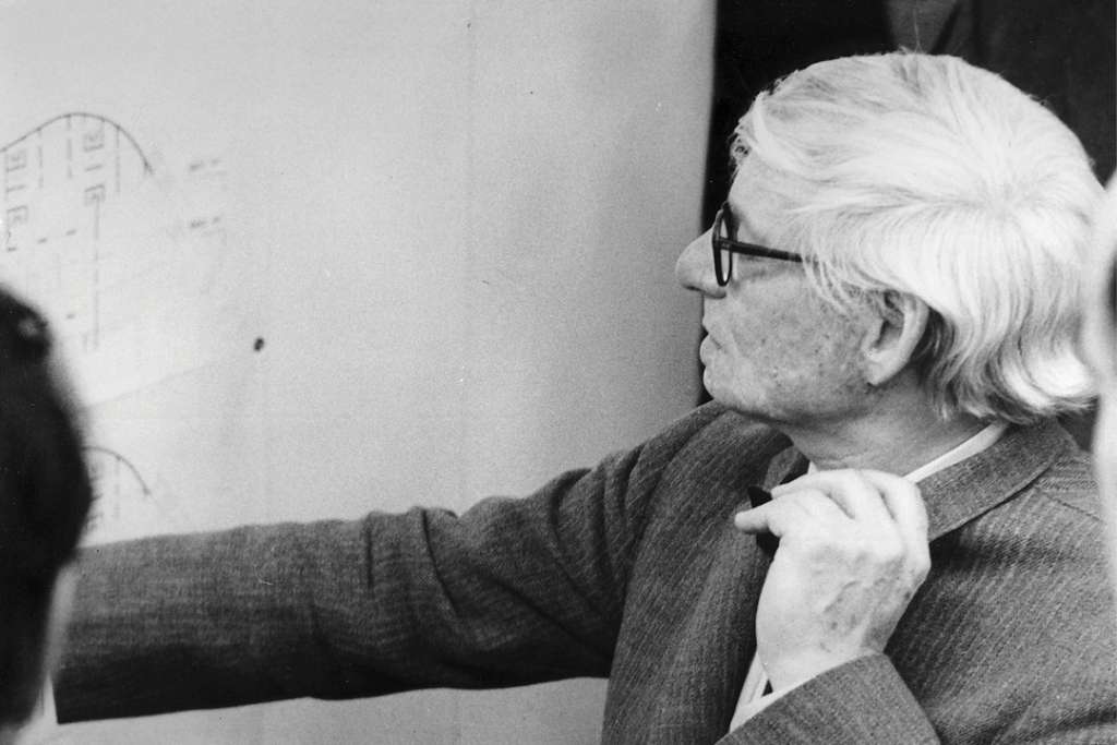 Louis Kahn appartient bien à la génération qui suit les fondateurs du Modernisme. Il prit la suite du mouvement moderne et le dépassa.