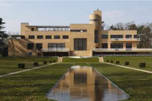 Mallet-Stevens réalise à la villa Cavrois, à Croix, dans le Nord, sa création la plus aboutie, fondée sur la grande liberté qui lui est laissée par son commanditaire. [©Jean-Luc Paillé – Centre des monuments nationaux]