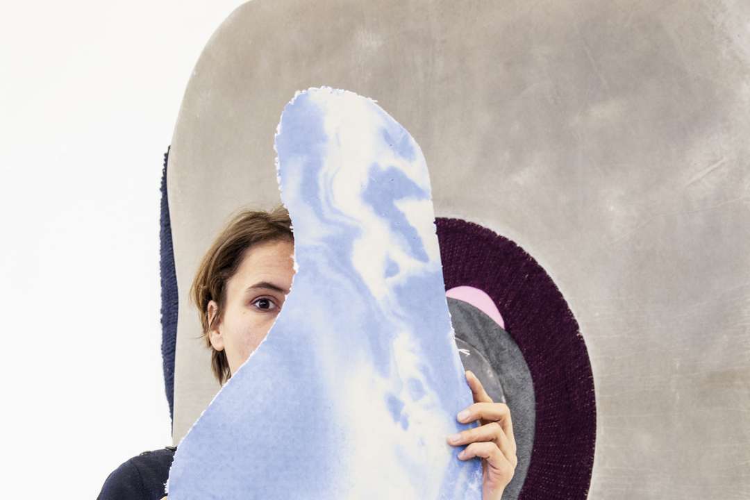 L’artiste Marei Rei imagine une expérience sensorielle nouvelle pour le tapis, cet objet du quotidien. [©Ludovic Maisant & Jonas Loellmann]