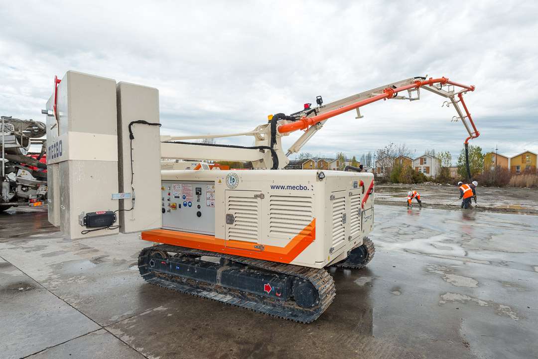 Mecbo vient de mettre sur le marché le mât de distribution sur chenillard Scorpion. 