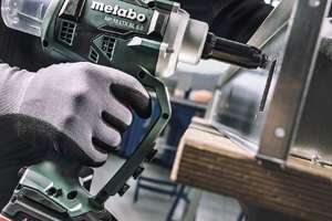 La nouvelle riveteuse sans fil NP 18 LTX BL 5.0 de Metabo permet de placer un rivet en une seconde. [©Metabo]