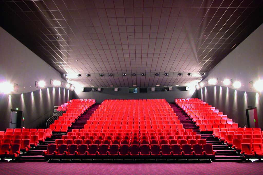 Conçu pour réaliser des cloisons acoustiques jusqu’à 12,85 m, le système Cinestil de Placo se distingue par un RA pouvant atteindre 81 dB. [©Knauf