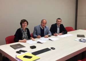 Signature du contrat d’acquisition de la société Acouplus par le groupe Venathec. Avec de gauche à droite : Michelle Coutaz, présidente-fondatrice d'Acouplus, Michel Rosen, directeur général d'Acouplus, et Patrice Cornu, président- fondateur du groupe Venathec.