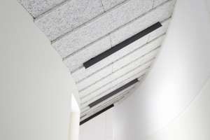 La nouvelle gamme de plafonds décoratifs Silvatone de Placo offre de nouvelles possibilités d’aménagement pour les ERP. [©Placo]