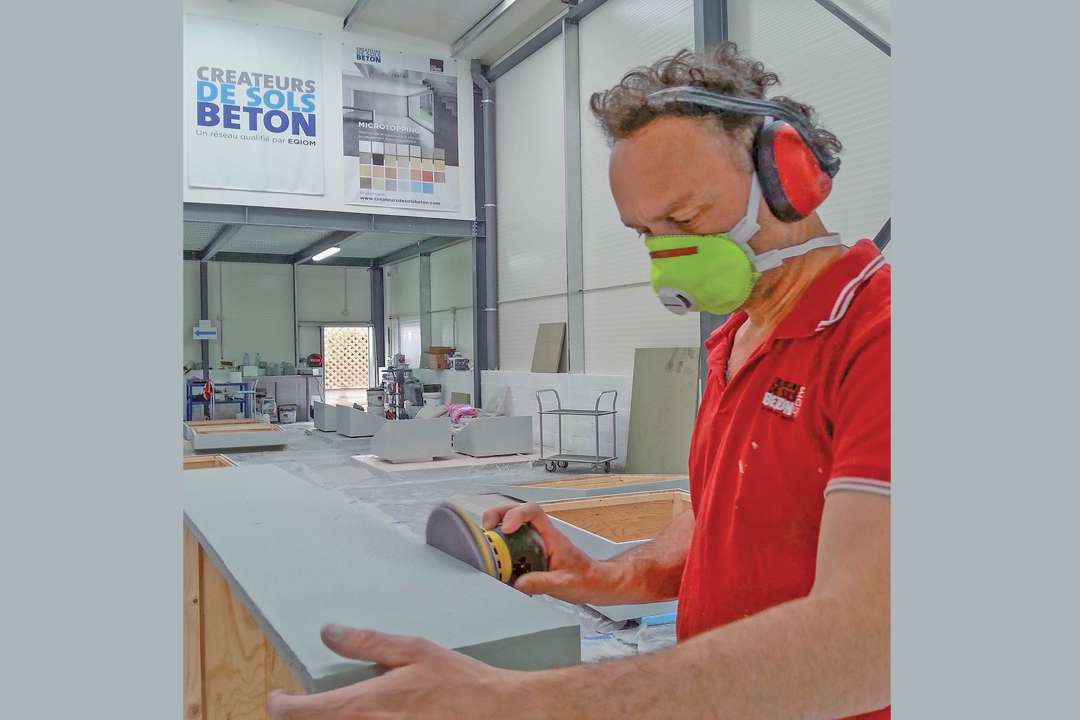 Dans son atelier du Raincy (93), Christophe Rovelli met la main à la pâte. [©Rovelli Design Béton]