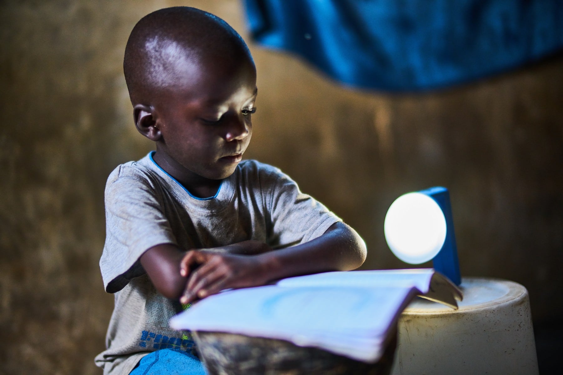 Velux livre ses lampes solaires en Afrique